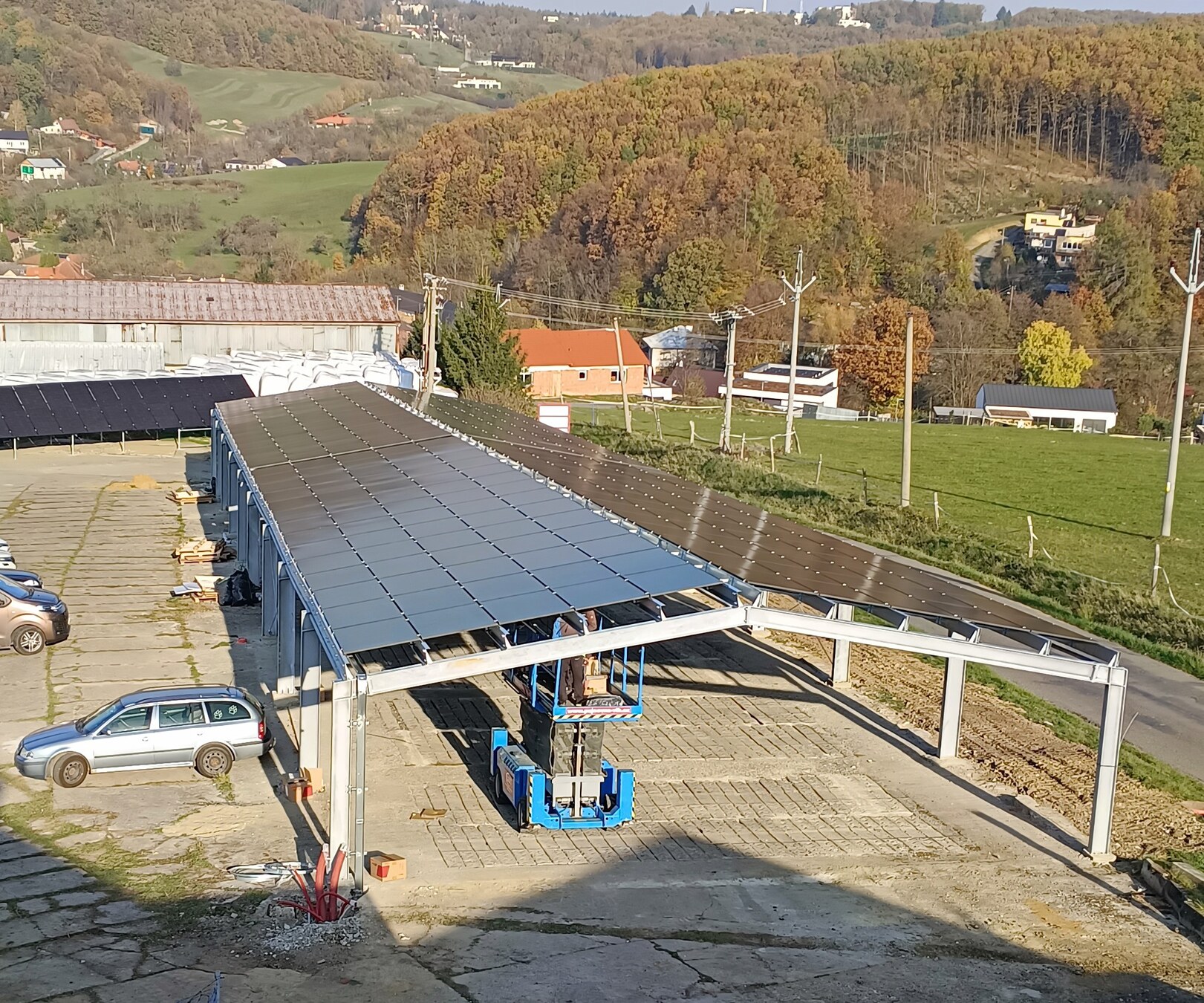 Konstrukce carportu s fotovoltaikou v Březnici